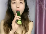 Gadis Hidup Cina dengan Mentimun dan Jari Masturbasi