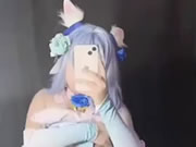 Gadis imut mengambil selfie meraba vaginanya