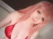 Seksi Payudara Besar Cosplayer Rambut Merah Muda