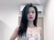 Gadis Vietnam memakai pakaian dalam dan menggoda di mobile live