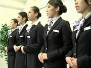 Pramugari Jepang Menunjukkan Prosedur CPR yang Tepat