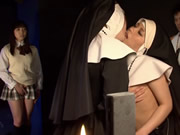 Biarawati Jepang Menikmati Ciuman